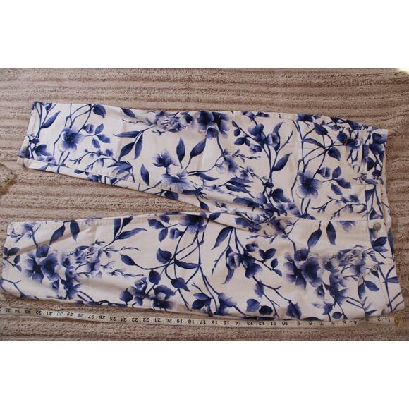 CHICOS SO SLIMMING Girlfriend Crop blue White Floral Stretch Cotton Pants 2 - Picture 1 of 14